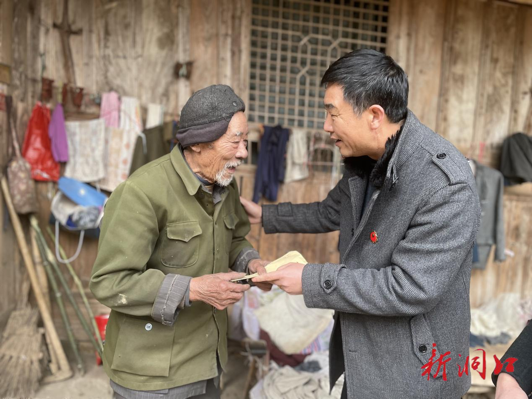 洞口县人民法院真情慰问易真心 不忘初心暖人心