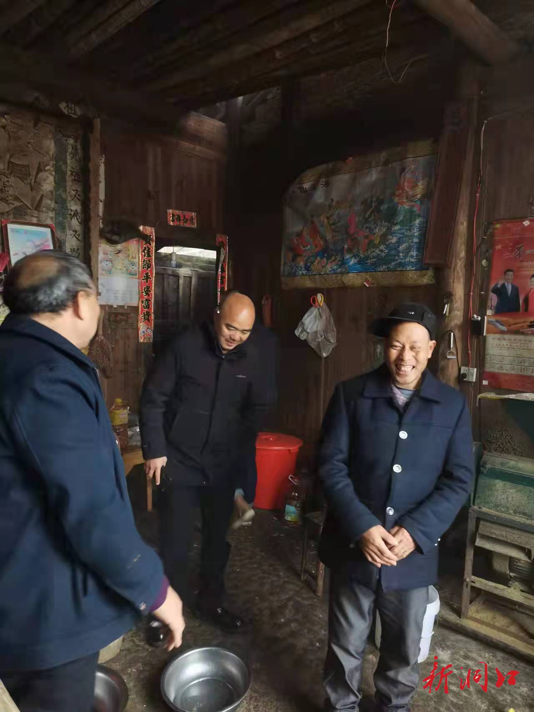 月溪镇栗山村委敲开群众的家门走进群众的心门