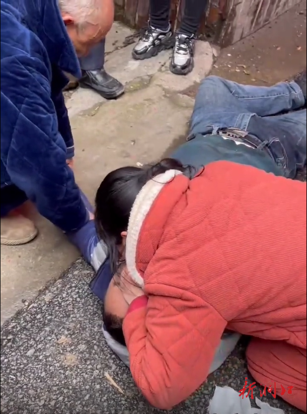 石江镇：90后女护士街头跪地20多分钟抢救倒地男子