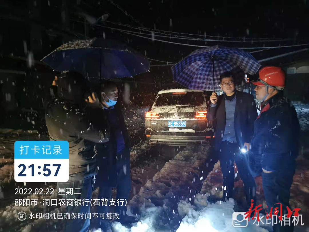 黄桥镇：暴雪侵袭 彻夜奋战保万家灯火