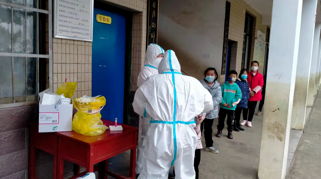 岩山镇月塘小学组织开展核酸抽样检测演练