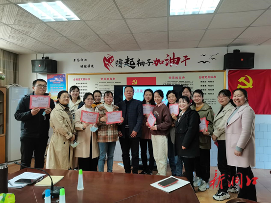 洞口县文昌一小开展“青年教师教学比武”评课活动