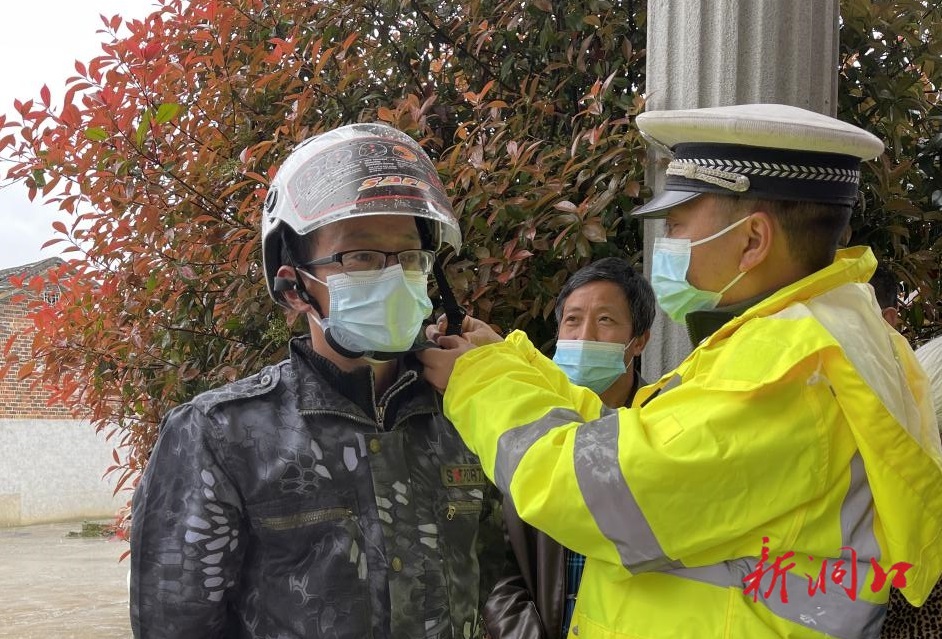 山门镇大合村开展“送头盔、保安全”道路交通安全宣传活动