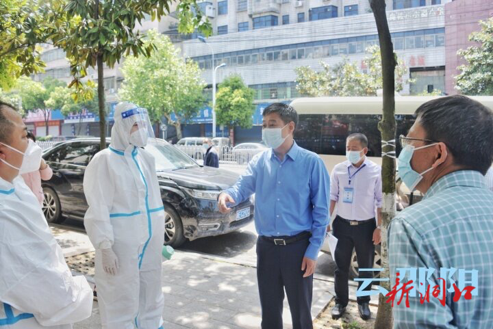 严华在市城区督导检查疫情防控工作:争分夺秒与时间赛跑与病毒竞速 齐心协力打赢社会面清零攻坚战