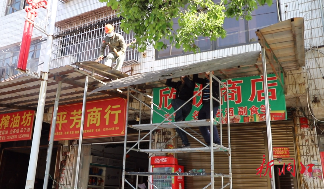 县城市管理和综合执法局依法拆除县城双龙路多处违规搭建雨棚
