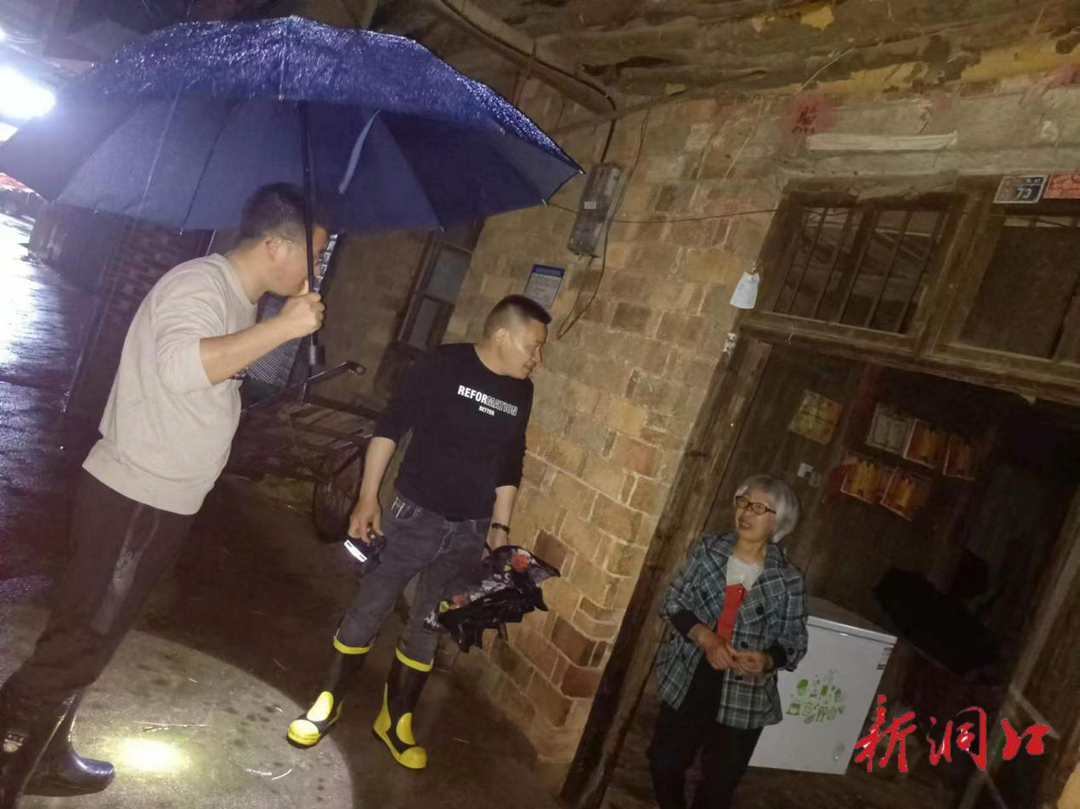 以雨为令 闻汛而动——岩山镇党员干部深夜坚守防汛一线  护百姓安宁