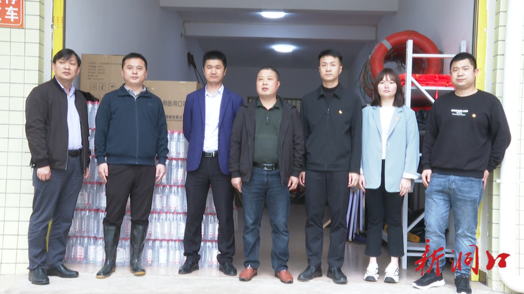 团县委携手爱心企业到岩山镇慰问防汛一线工作人员
