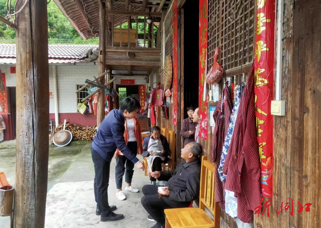 桐山乡龙桥村：紧握双手表谢意 为民追款入人心