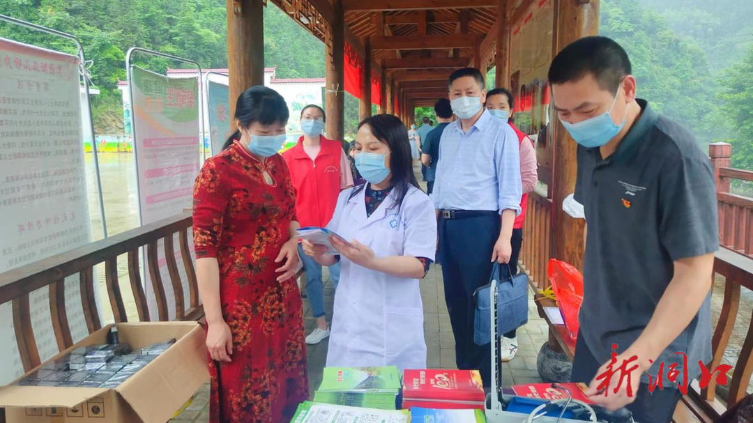 县卫健局开展"促进家庭健康 弘扬婚育新风"宣传服务活动