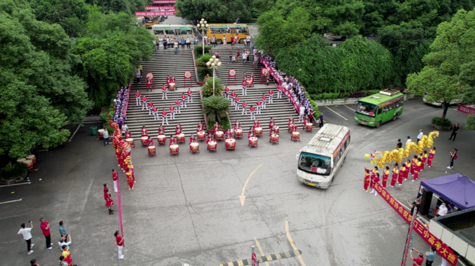 湖南洞口：高考学子启航赴考
