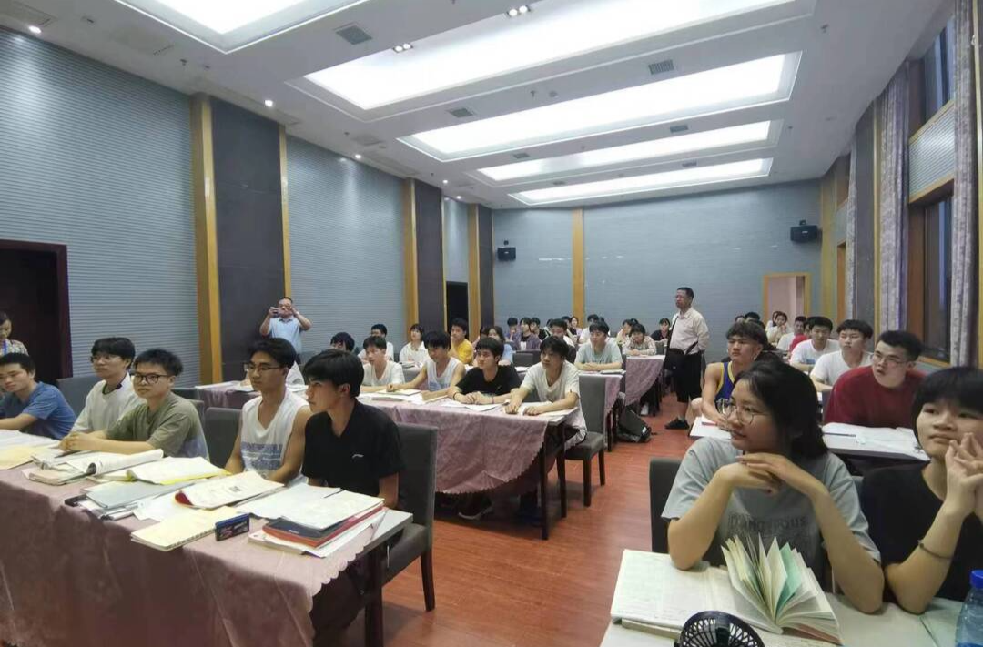 石江镇党委政府领导看望慰问洞口二中高考师生