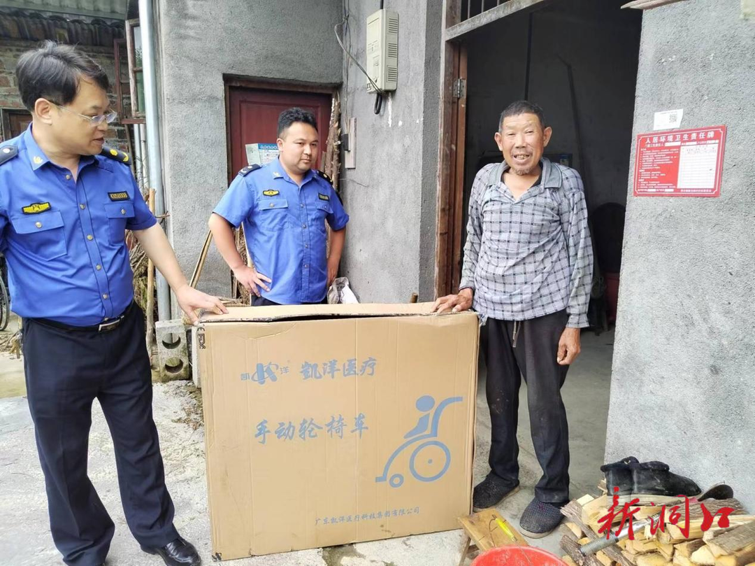 洞口县城市管理和综合执法局乡村振兴工作队员为脱贫监测户送温暖