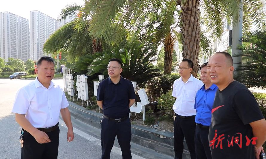 工地围挡披“绿装 ” 炎炎夏日添清凉