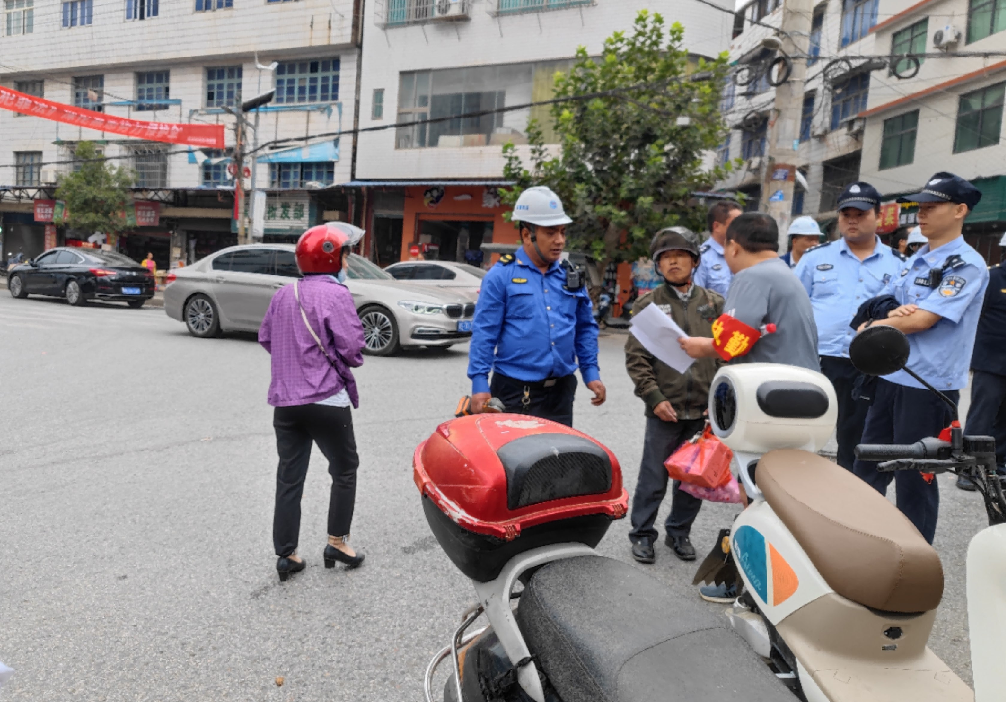 洞口县黄桥镇：国庆我在岗 守护“不打烊”