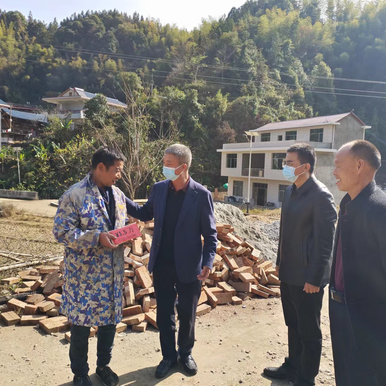 【洞口县学习宣传贯彻党的二十大精神】【建好实干大擂台 拼出新担当】之三十二 危难之处显担当 后盾单位送温暖