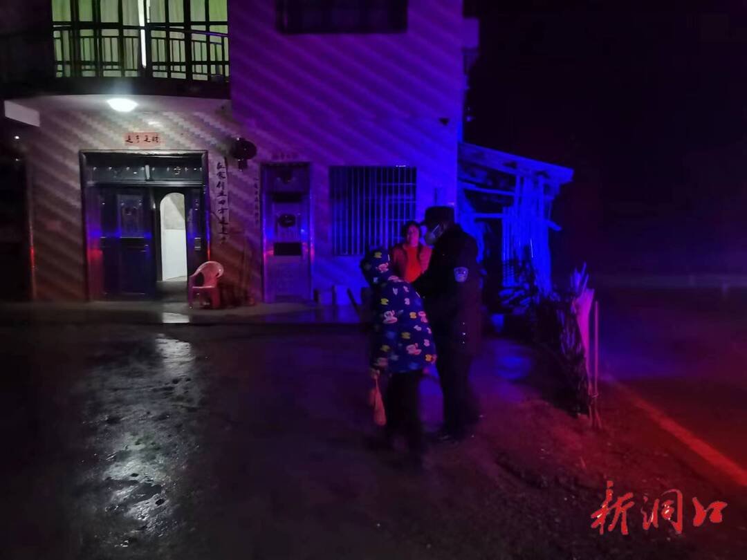 寒冬深夜老人迷路，警民联动情暖古镇