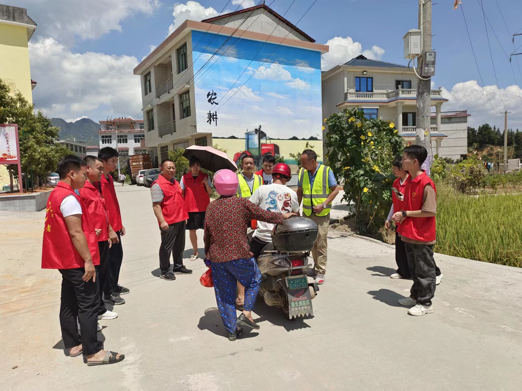 花古街道正龙村：志愿红助力“零事故”