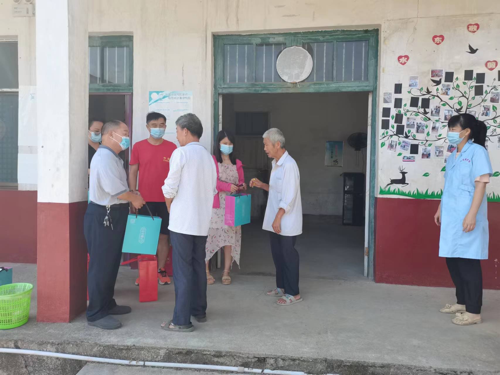 洞口县水东镇：心系老人 中秋送暖