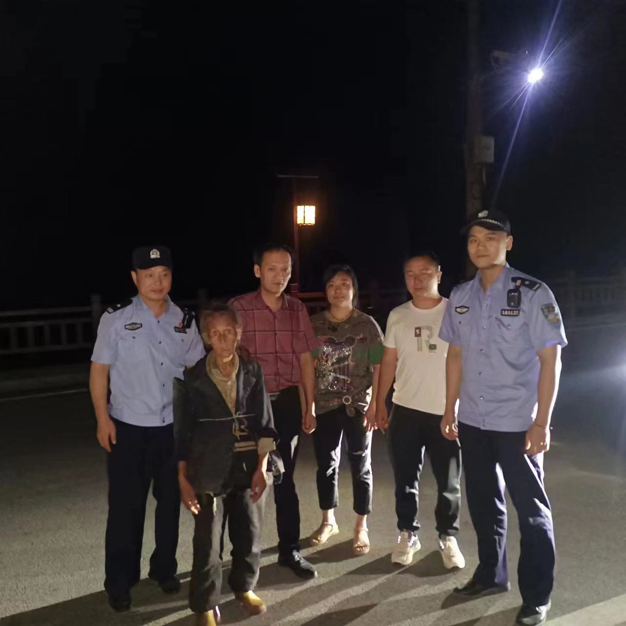 长塘瑶族乡：今夜月明人尽望，干群守护助团圆  流浪老人平安回家