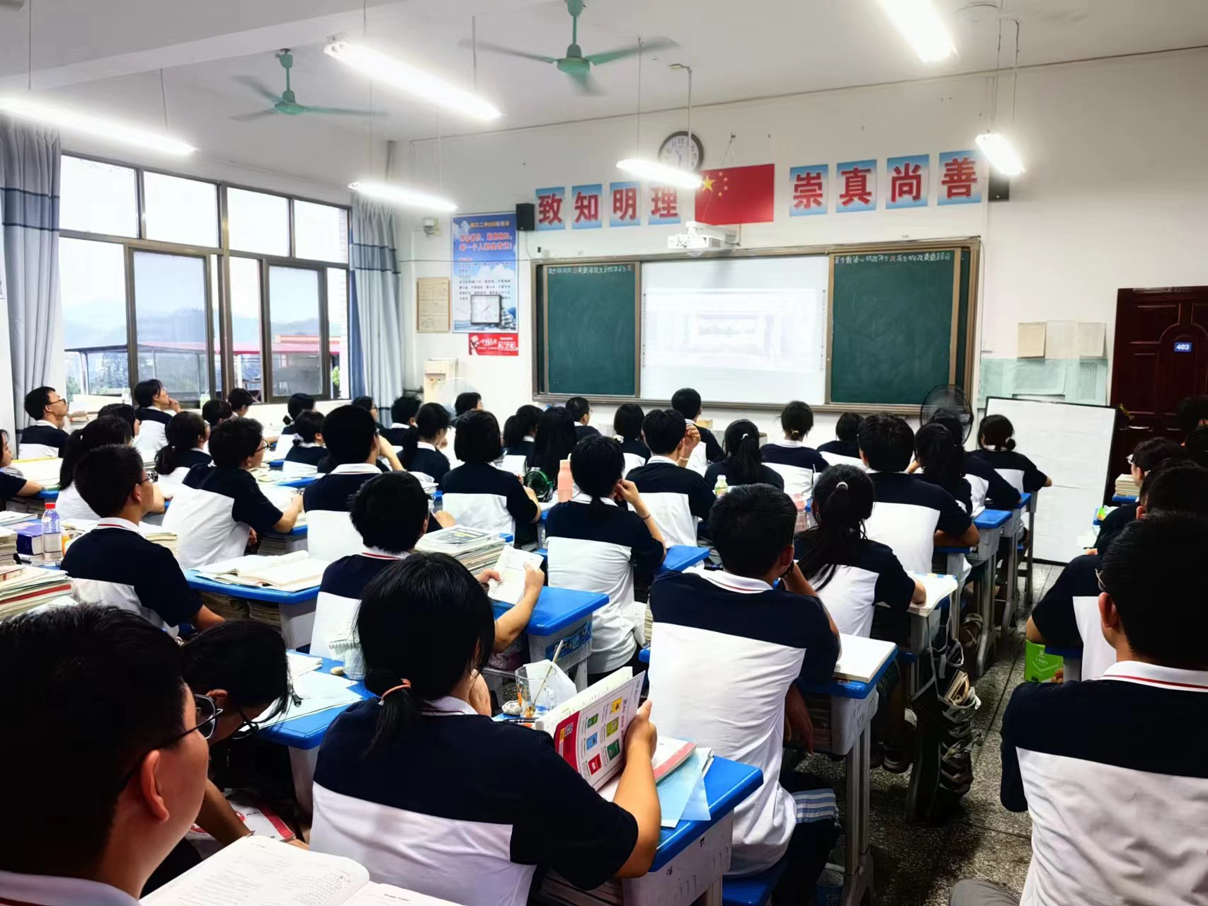 洞口二中组织全体师生观看《以生命的名义》