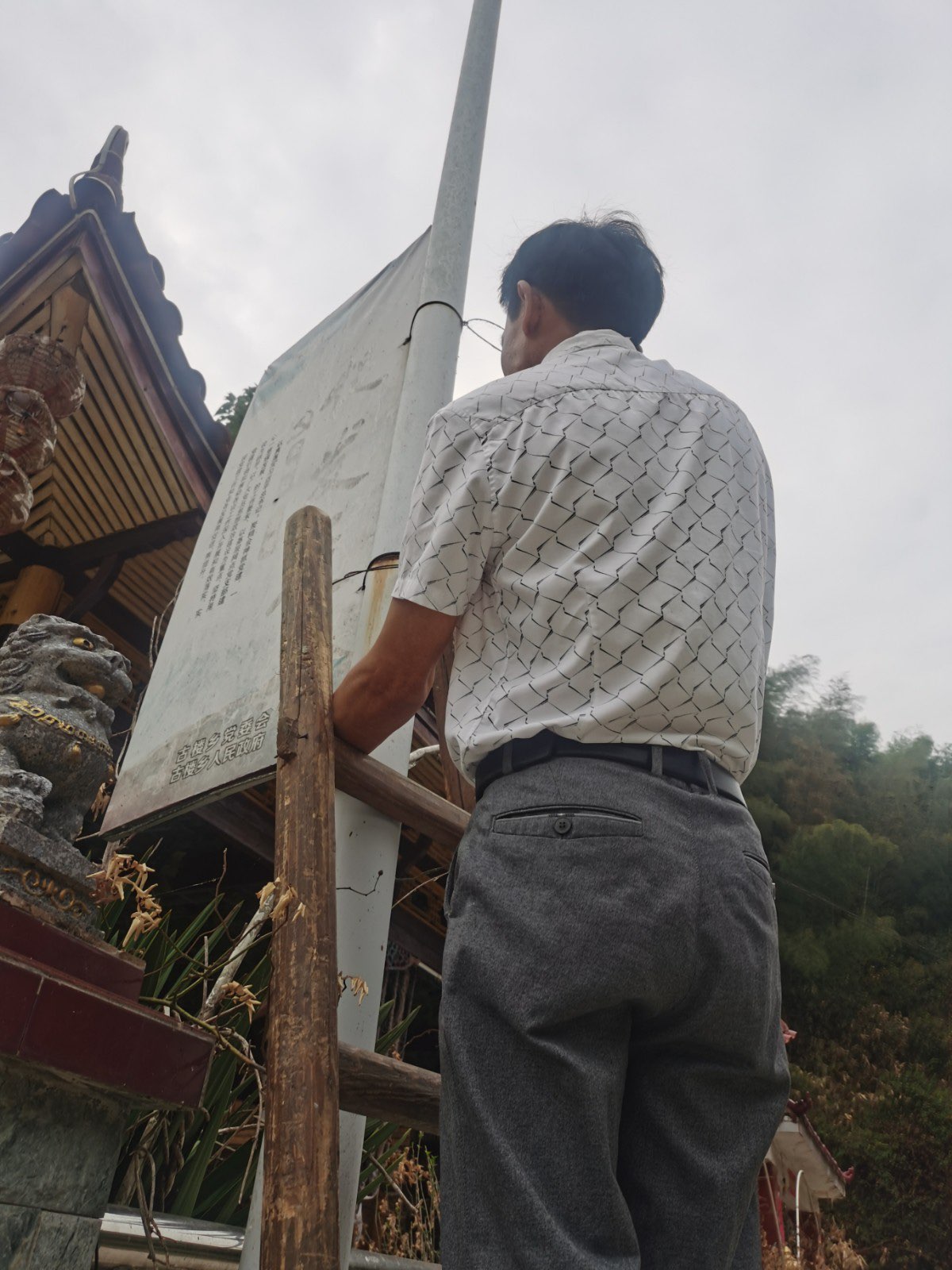 古楼乡：清理整治广告牌  茶乡面貌换新颜