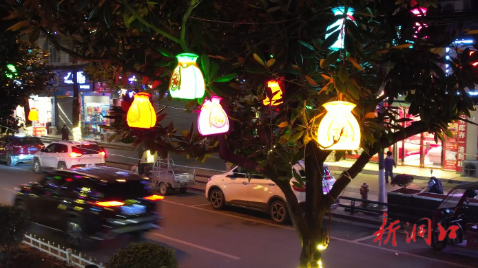 张灯结彩迎新年 节前氛围营造忙
