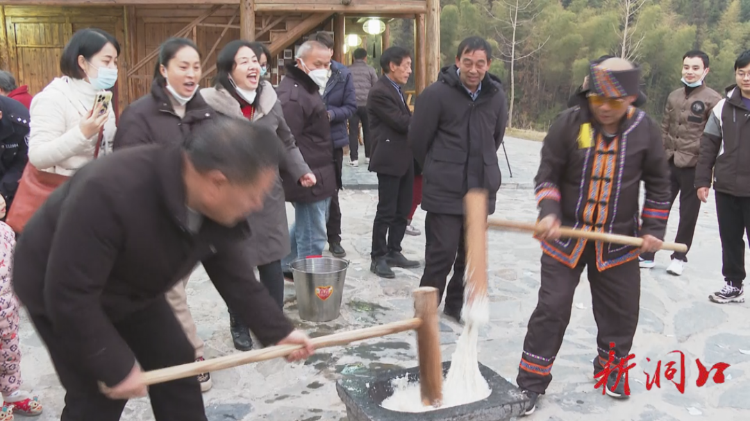 洞口县石仁村：打糍粑吃长龙宴 燃篝火民俗迎新春