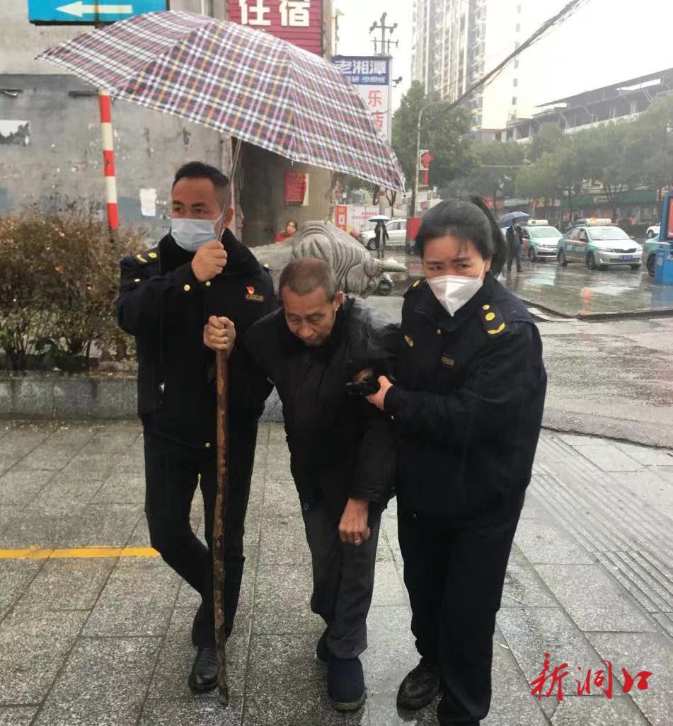 暖心城管真情护送体弱老人回家