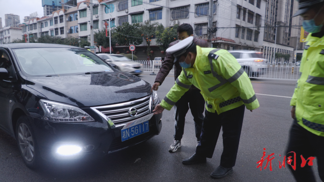 男子为“好看”使用其他机动车号牌并进行遮挡，被洞口交警查处