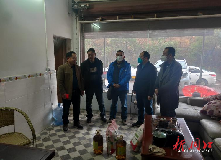 洞口县道路运输服务中心慰问困难货运司机