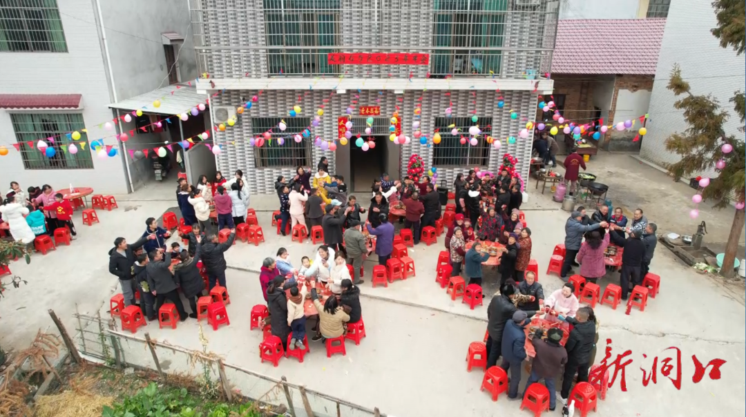 洞口樟树村：欢聚一堂共享“年夜饭”