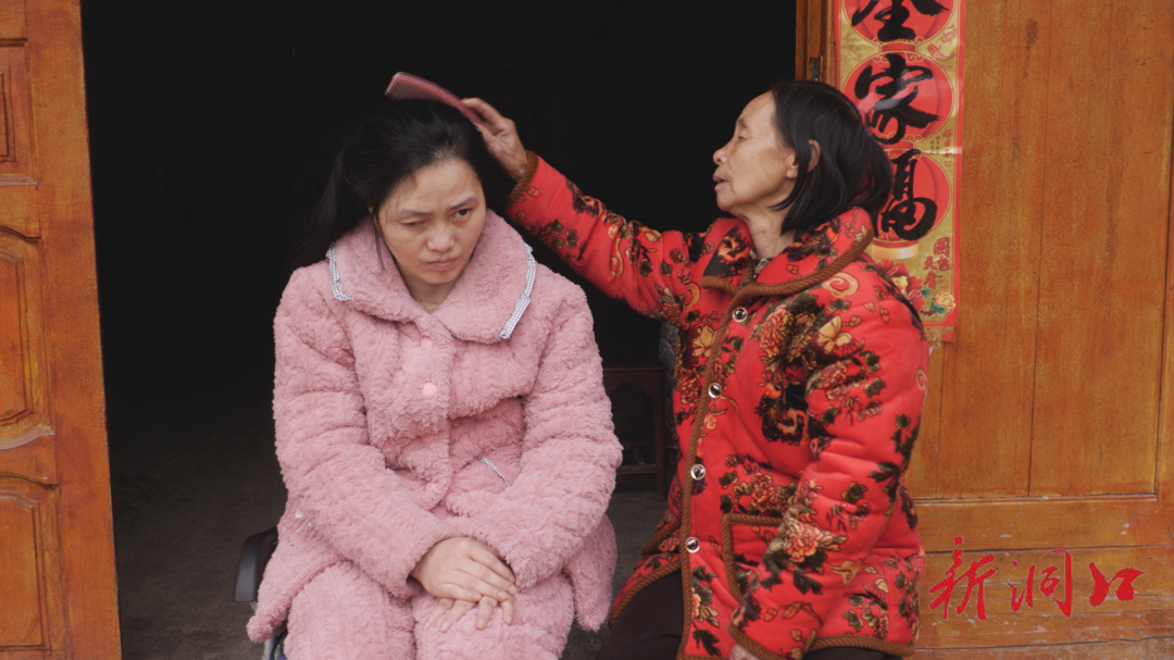 照顾瘫痪儿媳13年  70岁“好婆婆”用行动诠释亲情