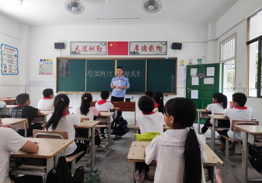 让民族团结之花在校园绽放多彩