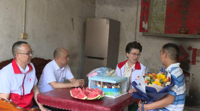邵阳洞口：热血寄深情  大爱暖人心  市红十字会慰问“熊猫侠”廖振飞