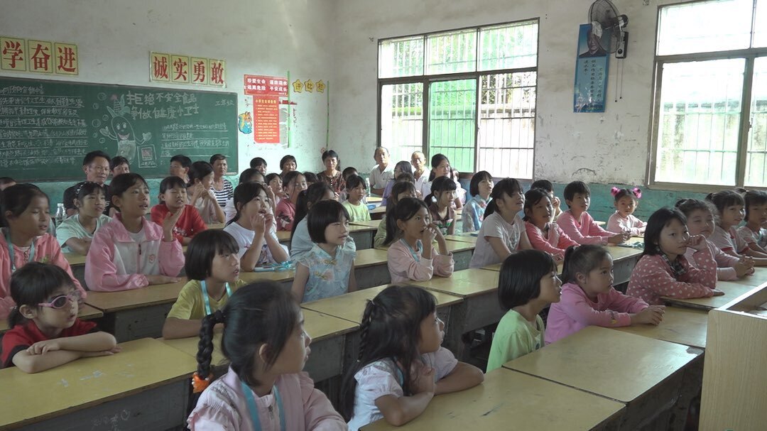 县教育局到黄桥镇尧王村开展“洞口妈妈”护蕾成长活动