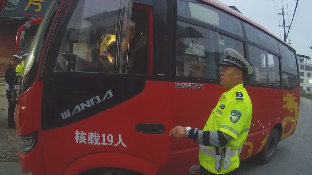 中巴车“变”非法校车跨区域接送学生被查处