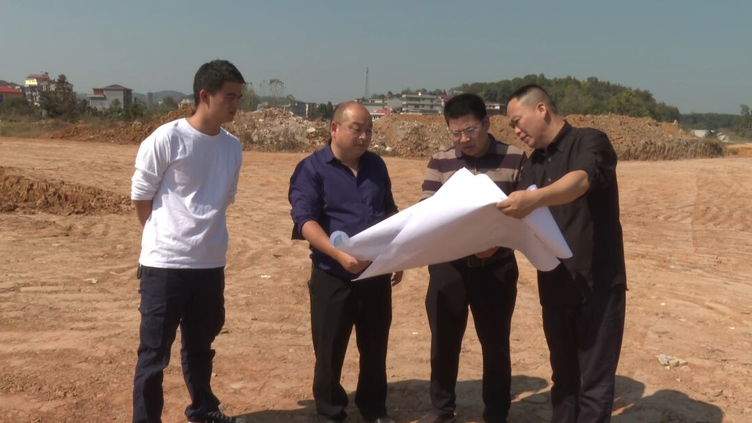 胡小革现场调度黄高公路项目建设