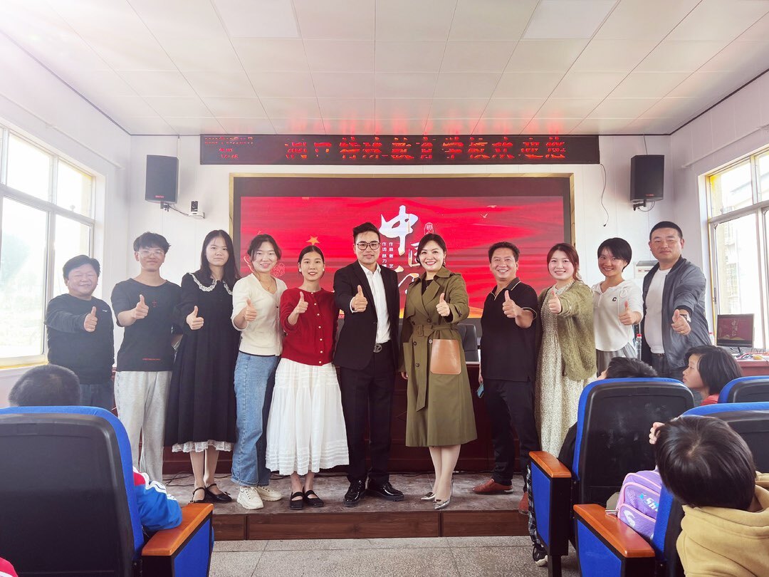 爱心人士为县特殊教育学校儿童送温暖