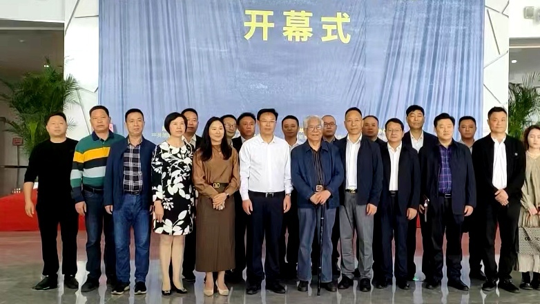 县委书记吴韬参观黄铁山画展