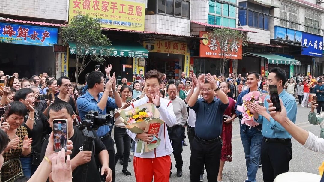 洞口姑娘邓泽文亚运会夺冠载誉回乡