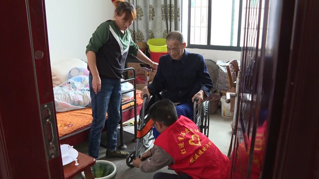 洞口县民政局：上门回访适老化改造户