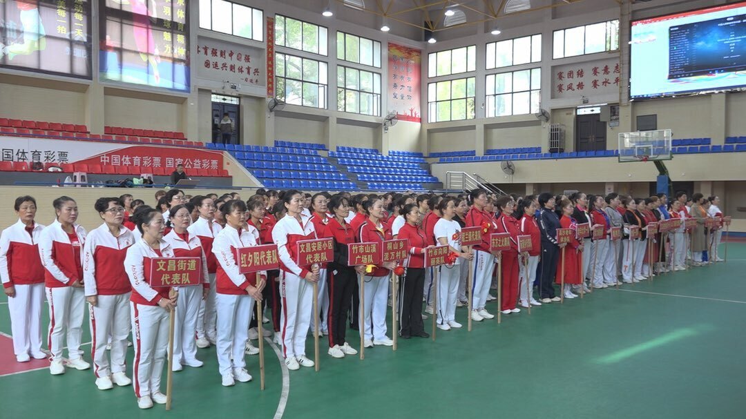 我县举办中老年人健身球操、柔力球比赛