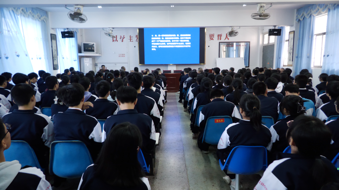 “文学照亮三湘”名家大讲堂在洞口一中举行