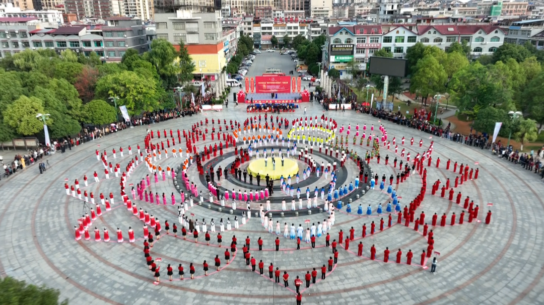 中华民族一家亲 同心共筑中国梦——洞口县举行“铸牢中华民族共同体意识”千人广场舞大赛