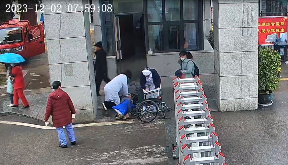 洞口县人民医院：老人突发心跳骤停 医护抢救10分钟战胜死神