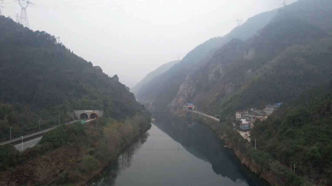 洞口塘狗爬岩景区：云雾缭绕 宛若仙境