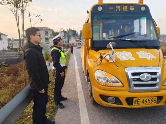山门镇：拧紧校车“安全阀” 护航学生上下学