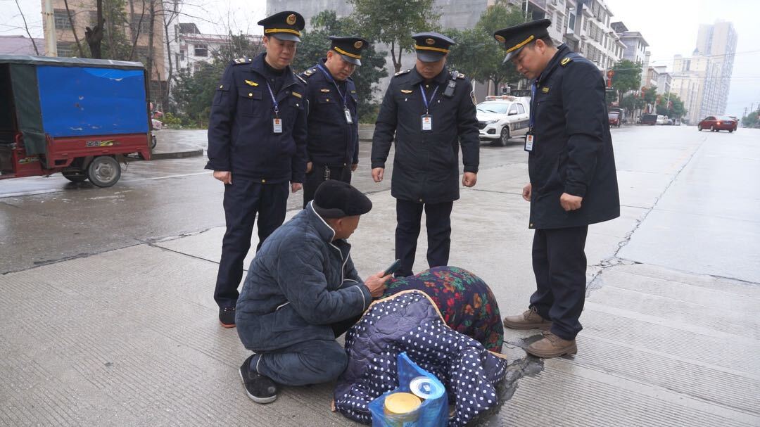 老人晕倒在地 交通执法队员暖心守护