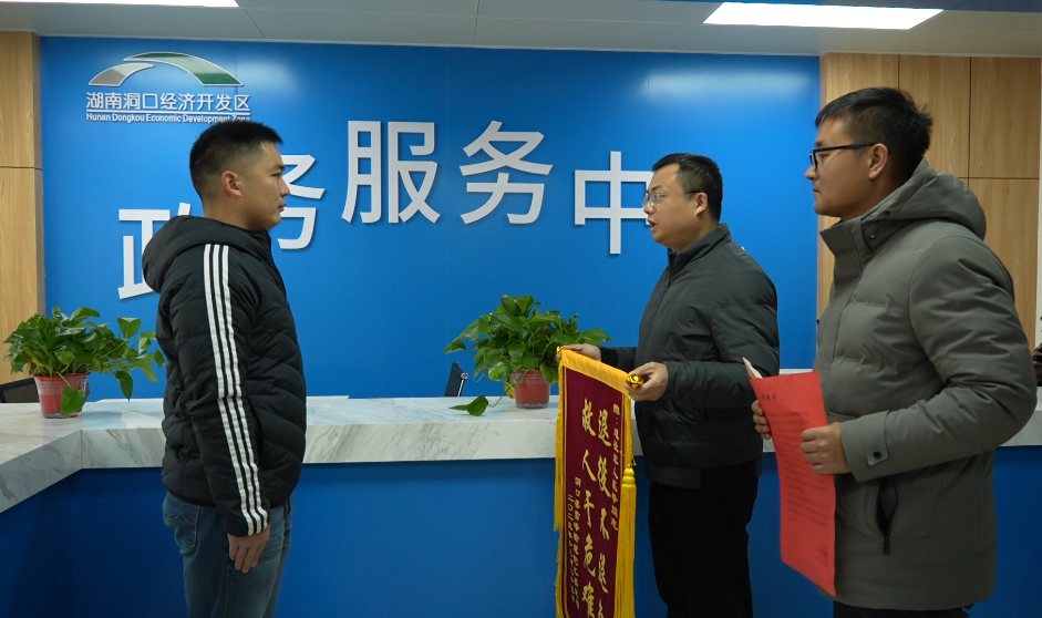 老年夫妻出车祸被压三轮车底下  退役老兵热心救人