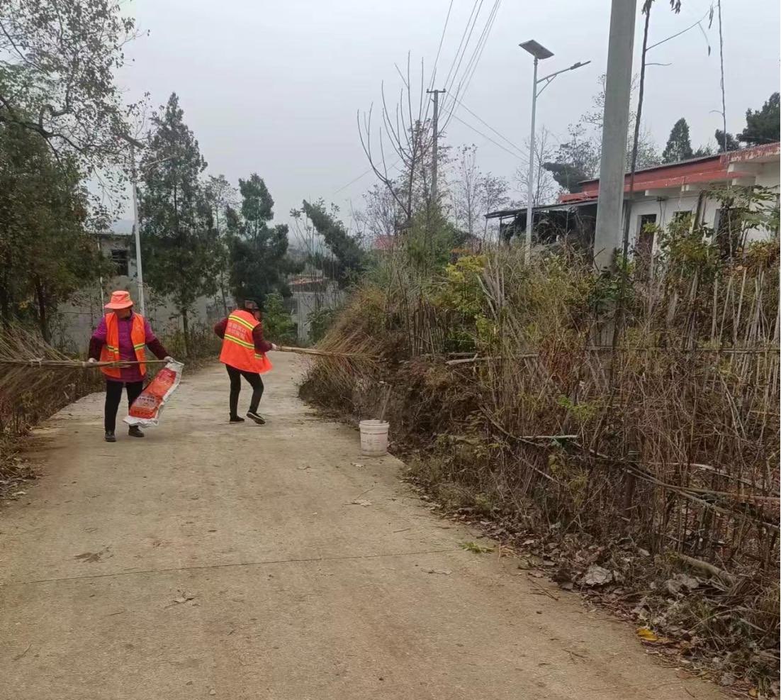 杨林镇破刀村开展易地扶贫搬迁集中安置点环境卫生整治行动